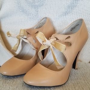 Vintage lace tan heels in size 6.5